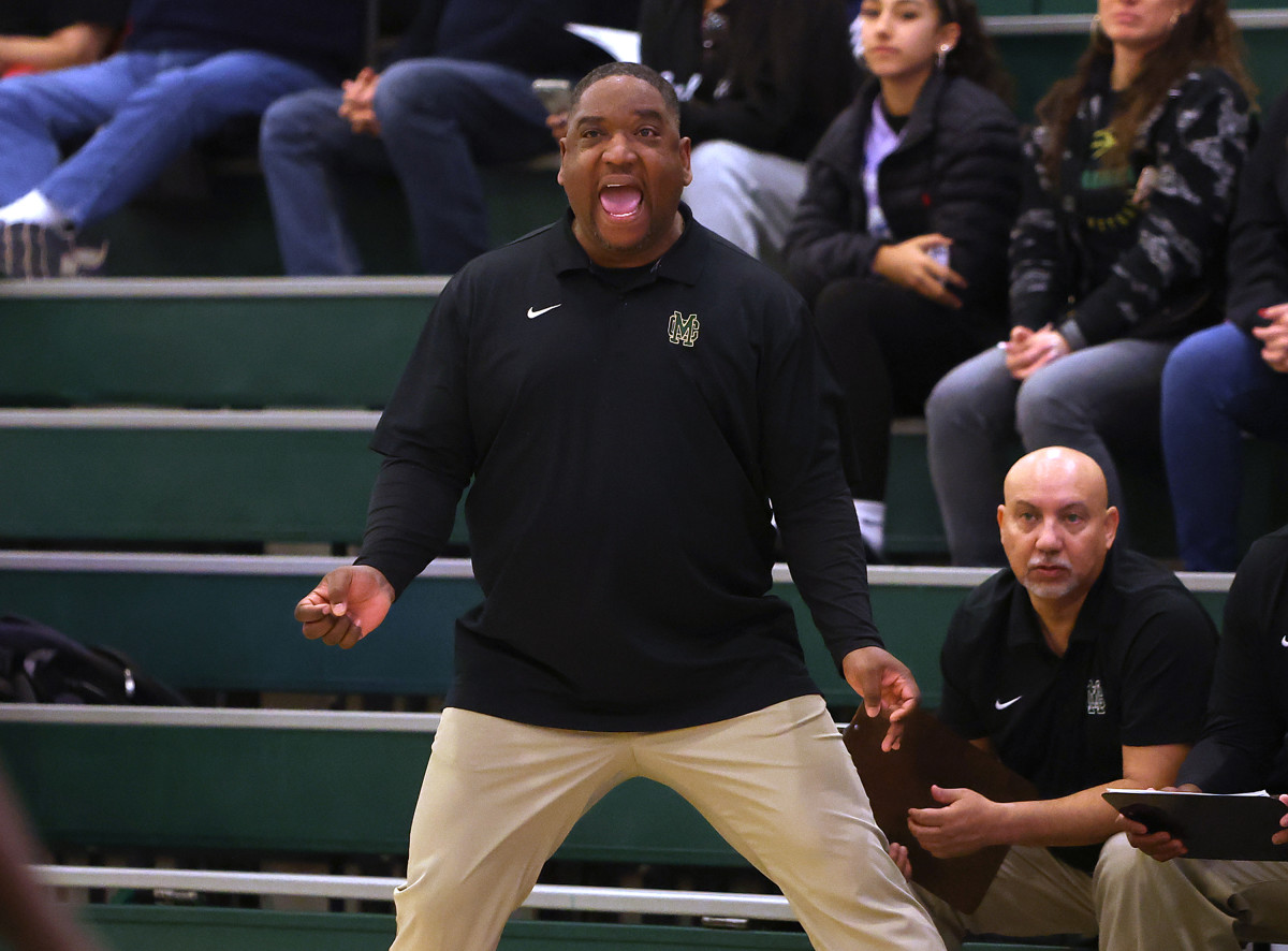 Moreau Catholic coach Frank Knight, who last week won his 400th game, is intent in back-and-forth game Monday in MLK Classic opener vs. Redwood. 